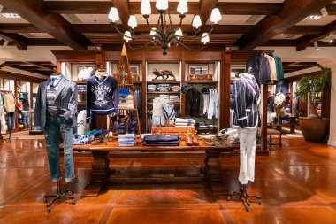 Hong Kong, Çin - 2 Şubat 2019: Hong Kong 'da bir Ralph Lauren mağazasının iç çekimi.