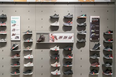 Shenzhen, Çin - Şubat 06, 2019: UpperHills alışveriş merkezindeki Adidas mağazasının iç çekimi. Adidas, erkek, kadın ve çocuklar için spor giysileri, ayakkabı ve aksesuarlar sunan bir Alman markasıdır.