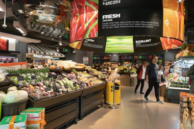Shenzhen, Çin - Şubat 06, 2019: UpperHills alışveriş merkezindeki Ole 'Food Hall' un iç çekimi. Ole 'Food Hall çeşitli taze ürünler, organik ürünler ve uluslararası mutfaklar sunan bir gıda pazarıdır..