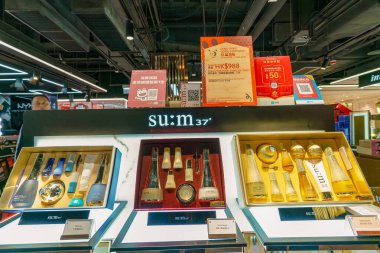 Hong Kong, Çin - 02 Şubat 2019: m37 kozmetik ürünleri Harbour City, Hong Kong 'da bir perakende satış alanında sergilenmektedir..