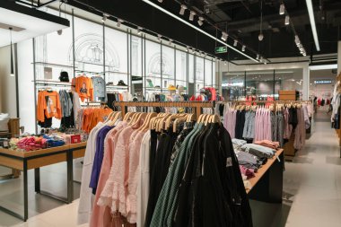 Shenzhen, Çin - Şubat 06, 2019: UpperHills alışveriş merkezindeki Topfeeling mağazasının iç çekimi.