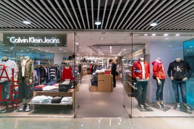 Hong Kong, Çin - 2 Şubat 2019: Hong Kong 'da Calvin Klein kot mağazasının girişi.