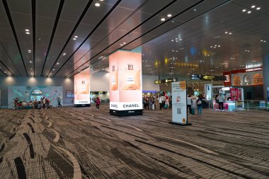SINGAPORE - 25 AĞUSTOS 2024: Singapur 'daki Changi Uluslararası Havaalanı' nın içini geniş açılı görüş