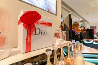 Hong Kong, Çin - 2 Şubat 2019: Dior ürünleri Harbour City, Hong Kong 'da bir perakende satış alanında sergilendi.