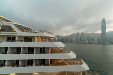 Hong Kong, Çin - 2 Şubat 2019: Asuka II, NYK Cruises 'a ait lüks bir yolcu gemisi ve yüksek hizmet ve konforuyla tanınıyor, Ocean Terminal, Harbour City, Hong Kong.