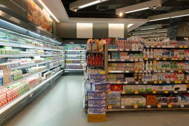 Shenzhen, Çin - Şubat 06, 2019: UpperHills alışveriş merkezindeki Ole 'Food Hall' da süt ürünleri sergileniyor. Ole 'Food Hall taze ürünler, organik ürünler ve uluslararası mutfaklar sunuyor..