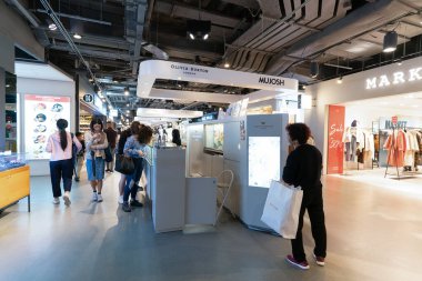 Hong Kong, Çin - 02 Şubat 2019: Limandaki Okyanus Terminali 'nin üçüncü katındaki LCX' in iç çekimi.