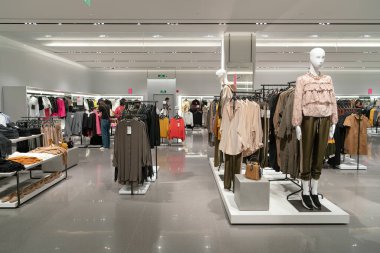 Shenzhen, Çin - Şubat 06, 2019: UpperHills alışveriş merkezinde bir Zara mağazasının içi. Zara, erkek, kadın ve çocuklara giysi, ayakkabı ve aksesuar sunan İspanyol bir perakendecidir..