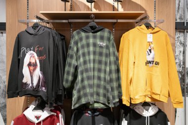 Shenzhen, Çin - Şubat 06, 2019: UpperHills alışveriş merkezindeki bir Bershka mağazasında elbise askısı. Bershka giysi ve aksesuar sunan İspanyol bir perakendecidir..