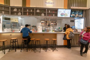 HONG KONG, ÇİN - HAZİRAN 01, 2019: Burger Republic, Popcorn Mall, Tseung Kwan O 'daki insanlar yemeklerini yiyorlar..