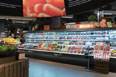 Shenzhen, Çin - Şubat 06, 2019: UpperHills alışveriş merkezindeki Ole 'Food Hall' un iç çekimi. Ole 'Food Hall çeşitli taze ürünler, organik ürünler ve uluslararası mutfaklar sunan bir gıda pazarıdır..