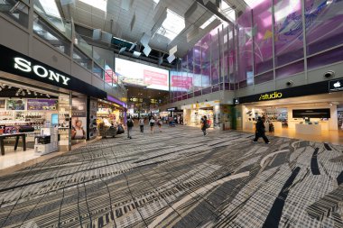 SINGAPORE - 25 AĞUSTOS 2024: Singapur 'daki Changi Uluslararası Havaalanı' nın içini geniş açılı görüş