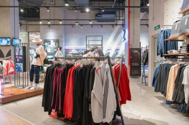 Shenzhen, Çin - Şubat 06, 2019: UpperHills alışveriş merkezindeki Adidas mağazasının iç çekimi. Adidas, erkek, kadın ve çocuklar için spor giysileri, ayakkabı ve aksesuarlar sunan bir Alman markasıdır.