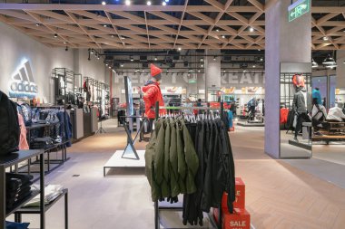 Shenzhen, Çin - Şubat 06, 2019: UpperHills alışveriş merkezindeki Adidas mağazasının iç çekimi. Adidas, erkek, kadın ve çocuklar için spor giysileri, ayakkabı ve aksesuarlar sunan bir Alman markasıdır.