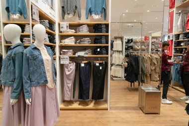 Shenzhen, Çin - Şubat 06, 2019: UpperHills alışveriş merkezindeki Uniqlo mağazasının iç çekimi. Uniqlo, erkek, kadın ve çocuklara giysi ve aksesuar sunan bir Japon markasıdır..