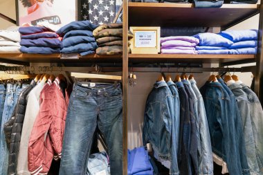 Hong Kong, Çin - 2 Şubat 2019: Hong Kong 'da Levi' s mağazasında çeşitli giysiler sergilendi.