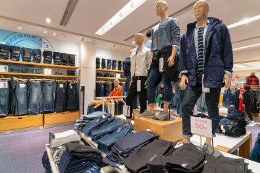 Hong Kong, Çin - 2 Şubat 2019: Hong Kong 'da bir GAP mağazasında giyilen mankenler.