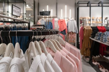 Shenzhen, Çin - Şubat 06, 2019: UpperHills alışveriş merkezindeki bir Stradivarius mağazasında elbise askısı. Stradivarius, kadınlara giysi ve aksesuar sunan İspanyol bir perakendecidir..
