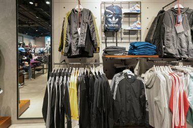 Hong Kong, Çin - 2 Şubat 2019: Hong Kong 'da bir Adidas mağazasında giysi sergilendi. 