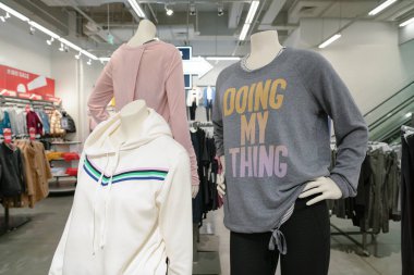 Shenzhen, Çin - Şubat 06, 2019: 9 Square alışveriş merkezindeki Old Navy mağazasında giyilen mankenler sergileniyor.
