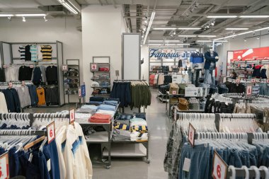 Shenzhen, Çin - Şubat 06, 2019: 9 Square alışveriş merkezindeki eski bir donanma mağazasının içi, giysi sergileri ve elbise rafları.