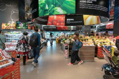 Shenzhen, Çin - Şubat 06, 2019: UpperHills alışveriş merkezindeki Ole 'Food Hall' un iç çekimi. Ole 'Food Hall çeşitli taze ürünler, organik ürünler ve uluslararası mutfaklar sunan bir gıda pazarıdır..