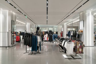 Shenzhen, Çin - Şubat 06, 2019: UpperHills alışveriş merkezinde bir Zara mağazasının içi. Zara, erkek, kadın ve çocuklara giysi, ayakkabı ve aksesuar sunan İspanyol bir perakendecidir..