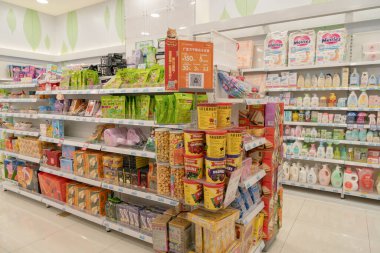 Shenzhen, Çin - Şubat 06, 2019: UpperHills 'teki Mannings mağazasında sergilenen eşyalar. Mannings, sağlık ürünleri, kozmetik ürünleri ve kişisel bakım ürünleri sunan Hong Kong merkezli bir eczane zinciri..