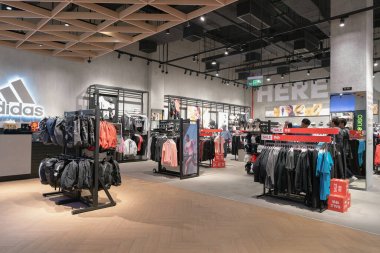Shenzhen, Çin - Şubat 06, 2019: UpperHills alışveriş merkezindeki Adidas mağazasının iç çekimi. Adidas, erkek, kadın ve çocuklar için spor giysileri, ayakkabı ve aksesuarlar sunan bir Alman markasıdır.