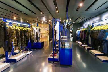 Hong Kong, Çin - 2 Şubat 2019: Hong Kong 'da bir mağazada çeşitli giysiler sergilendi.