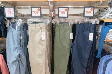 Shenzhen, Çin - Şubat 06, 2019: Giysiler UpperHills alışveriş merkezinde sergileniyor. Gap, erkek, kadın ve çocuklara giysi, ayakkabı ve aksesuar sunan Amerikalı bir perakendecidir..