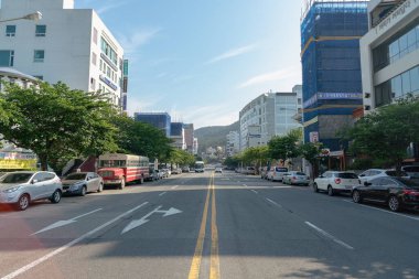 Busan, Güney Kore - 25 Mayıs 2017: Busan 'daki şehir manzarasının sokak seviyesi.