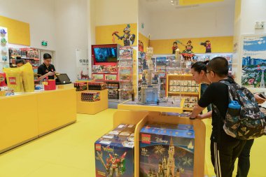 Shenzhen, Çin - Şubat 06, 2019: UpperHills alışveriş merkezindeki bir LEGO mağazasının iç çekimi. LEGO, yaratıcılık ve oyun alanlarında geniş bir yelpazede sunulan bir marka..