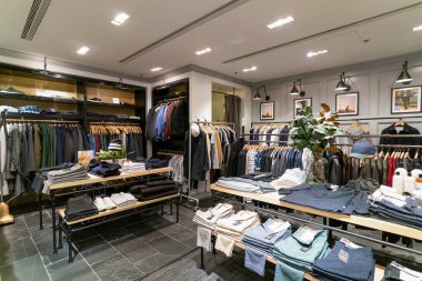 Hong Kong, Çin - 2 Şubat 2019: Hong Kong 'daki Club Monaco mağazasında çeşitli kıyafetler sergilendi. Club Monaco, Kanada merkezli lüks bir giyim perakendecisi..