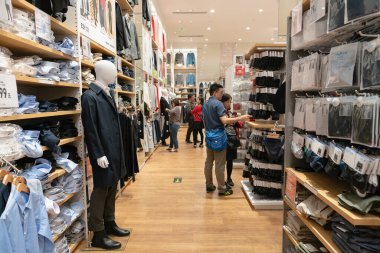 Shenzhen, Çin - Şubat 06, 2019: UpperHills alışveriş merkezindeki Uniqlo mağazasının iç çekimi. Uniqlo, erkek, kadın ve çocuklara giysi ve aksesuar sunan bir Japon markasıdır..