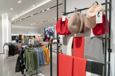 Shenzhen, Çin - Şubat 06, 2019: UpperHills alışveriş merkezindeki bir Zara mağazasında şapka ve eşarp. Zara, erkek, kadın ve çocuklara giysi, ayakkabı ve aksesuar sunan İspanyol bir perakendecidir..