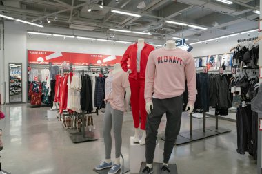 Shenzhen, Çin - Şubat 06, 2019: 9 Square alışveriş merkezindeki Old Navy mağazasında giyilen mankenler.