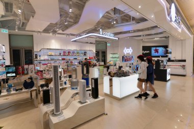 Hong Kong 'daki bir J SELECT mağazasında sergilenen HONG KONG, Çin - Şubat 01, 2019. JSELECT bir yaşam tarzı konsept mağazası. Elektronik, ev aletleri ve aletler sunuyor..