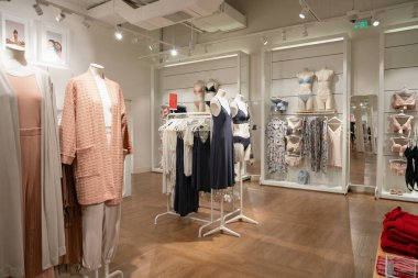 Shenzhen, Çin - Şubat 06, 2019: Oysho 'daki bir alışveriş merkezinde çeşitli giysiler sergilendi.