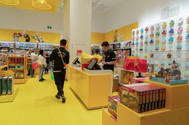 Shenzhen, Çin - Şubat 06, 2019: UpperHills alışveriş merkezindeki bir LEGO mağazasının iç çekimi. LEGO, yaratıcılık ve oyun alanlarında geniş bir yelpazede sunulan bir marka..