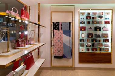 Hong Kong, Çin - 2 Şubat 2019: Hong Kong 'da bir Furla mağazasının içi