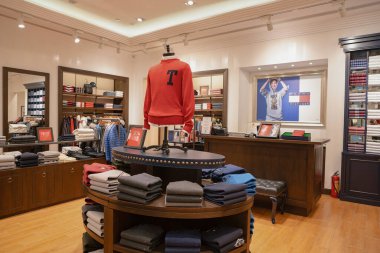 Shenzhen, Çin - Şubat 06, 2019: bir Tommy Hilfiger mağazasının içi. Tommy Hilfiger, PVH Şirketi 'nin sahibi olduğu bir Amerikan giyim markası..