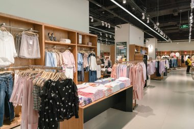 Shenzhen, Çin - Şubat 06, 2019: UpperHills alışveriş merkezindeki Topfeeling mağazasının iç çekimi.