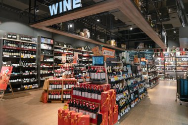 Shenzhen, Çin - Şubat 06, 2019: UpperHills alışveriş merkezindeki Ole 'Food Hall' un iç çekimi. Ole 'Food Hall çeşitli taze ürünler, organik ürünler ve uluslararası mutfaklar sunan bir gıda pazarıdır..