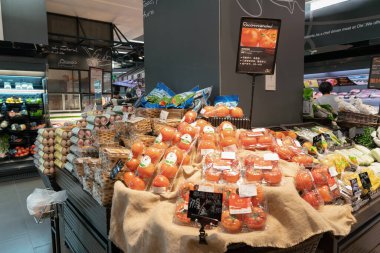 Shenzhen, Çin - Şubat 06, 2019: UpperHills alışveriş merkezindeki Ole 'Food Hall' un iç çekimi. Ole 'Food Hall çeşitli taze ürünler, organik ürünler ve uluslararası mutfaklar sunan bir gıda pazarıdır..