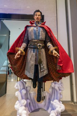 Shenzhen, Çin - Şubat 06, 2019: UpperHills alışveriş merkezinde gerçek boyutlarda bir Doctor Strange figürü sergilendi..