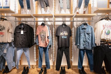 Shenzhen, Çin - Şubat 06, 2019: UpperHills alışveriş merkezindeki çekimler. Çek ve Ayı, erkek ve kadınlar için giysi ve aksesuar sunan İspanyol markasıdır..