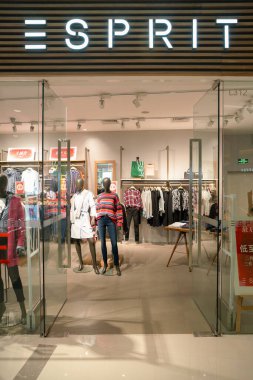 Shenzhen, Çin - Şubat 06, 2019: Esprit mağazasına giriş. Esprit, erkek, kadın ve çocuklar için geniş bir giyim yelpazesi sunan küresel bir moda markasıdır..
