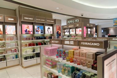 SINGAPORE - 25 AĞUSTOS 2024: Singapur, Changi Uluslararası Havalimanı 'ndaki vergisiz bölgede çeşitli parfümler sergileniyor.