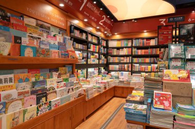 Shenzhen, Çin - Şubat 06, 2019: Shenzhen 'deki Sisyphe Kitapevi' nin iç çekimleri. Sisyphe geniş bir kitap koleksiyonu sunan bir kitapçı..